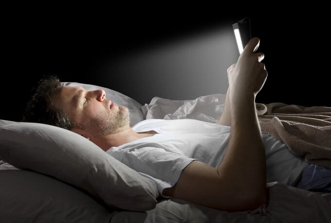 Thời gian sử dụng thiết bị điện tử, đặc biệt là trong những giờ trước khi đi ngủ, được liên kết với các tác động tiêu cực đối với giấc ngủ (Ảnh: Vox)