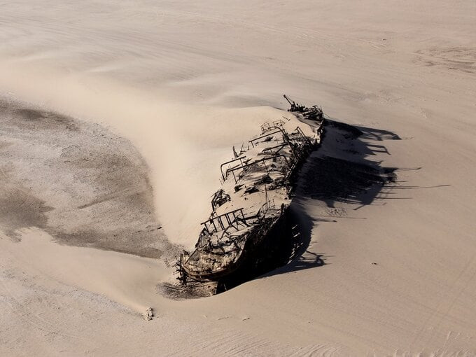 Việc phát hiện một con tàu chìm dưới sa mạc Namibia không phải là điều quá khó tin. Ảnh: namibweb