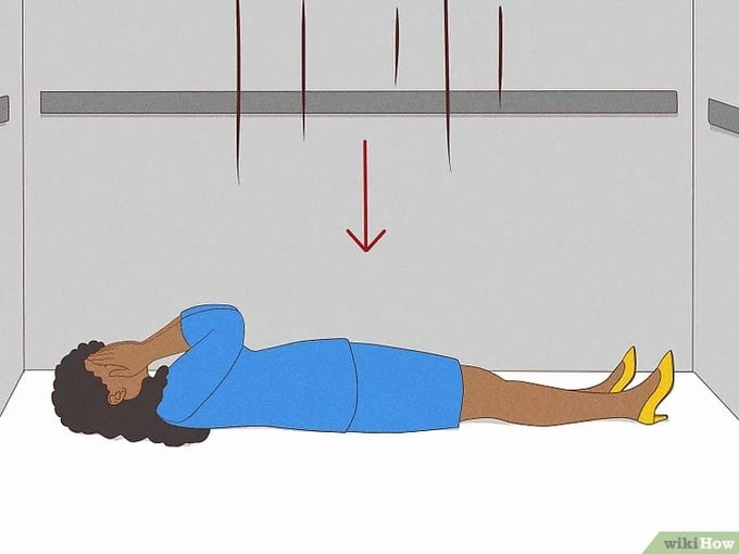 Nằm ngửa trên sàn thang máy giúp phân tán lực tác động khi thang máy chạm đất. Tư thế này giúp giảm áp lực lên một phần cụ thể của cơ thể, phân tán lực đều hơn và giảm nguy cơ chấn thương nặng (Ảnh: wikiHow)