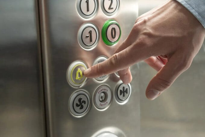 Trong thang máy có nút khẩn cấp, thường là nút có hình chiếc chuông và đèn cảnh báo (Ảnh: Instant Alarm)