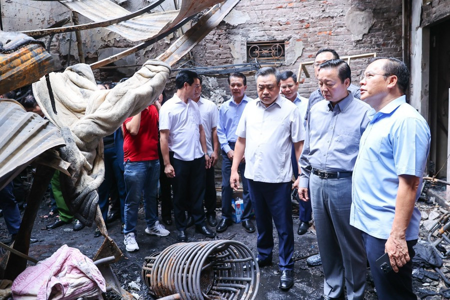 Phó Thủ tướng Chính phủ Trần Hồng Hà và Chủ tịch UBND thành phố Hà Nội Trần Sỹ Thanh trực tiếp kiểm tra hiện trường vụ cháy ở phố Trung kính