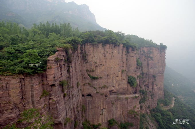Đường hầm Guoliang ẩn hiện trong vách núi dựng đứng