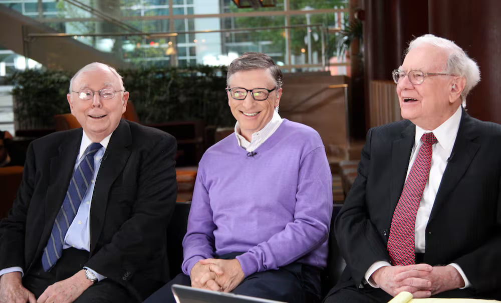 Munger với người sáng lập Microsoft Bill Gates và ông Buffett vào tháng 5 năm 2015. Ảnh: GettyImages