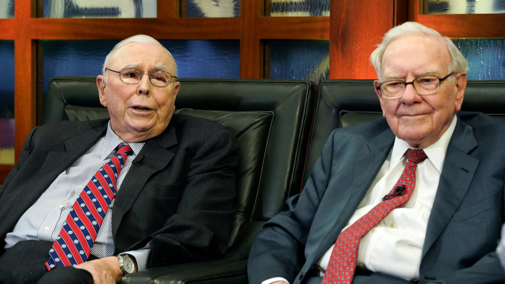 Chủ tịch kiêm Giám đốc điều hành Berkshire Hathaway Warren Buffett (phải) và Phó Chủ tịch Charlie Munger (trái). Ảnh: AP/Nati Harnik, File
