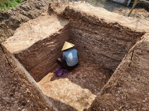 Các nhà khảo cổ đang lấy mẫu hiện vật tại hố khai quật. Ảnh Mạnh Hà
