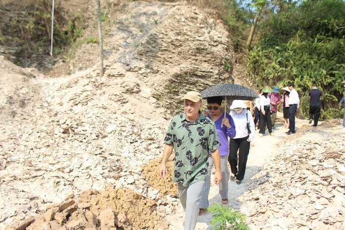 Các đại biểu, chuyên gia tham quan tại di tích Cồn Đất. Ảnh: CTTĐT huyện Quỳnh Lưu