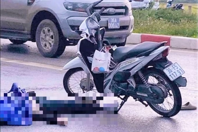 Hiện trường vụ nạn nhân bị sét đánh tử vong khi đang điều khiển xe máy trên đường (Ảnh: VTC News)