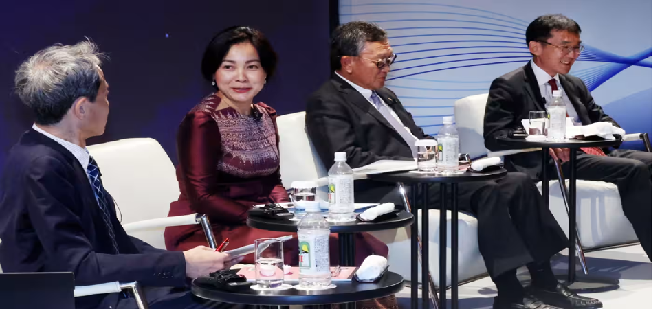 Chea Serey, Thống đốc Ngân hàng Quốc gia Campuchia, thứ hai từ trái sang, phát biểu trong cuộc thảo luận tại diễn đàn Tương lai Châu Á ở Tokyo vào ngày 24/5. Ảnh: Nikkei Asia