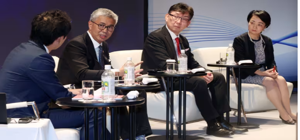 Bộ trưởng Thương mại Malaysia Zafrul Aziz, thứ hai từ trái sang, phát biểu trong cuộc thảo luận tại diễn đàn Tương lai Châu Á ở Tokyo vào ngày 24/5. Ảnh: Nikkei Asia