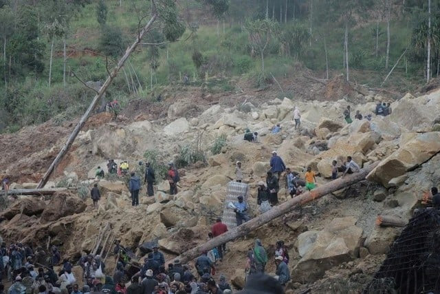 Nhân viên cứu trợ và người dân sau trận lở đất ở tỉnh Enga (Papua New Guinea) vào ngày 26/5. Ảnh: Reuters