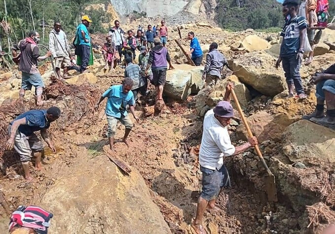 Người dân địa phương đào bới đất đá tại làng Kaokalam, tỉnh Enga, vào ngày 26/5 tìm kiếm người sống sót sau thảm họa lở đất. Ảnh: IMO