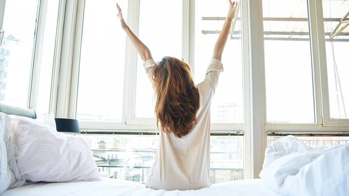 Bạn không nên bật dậy ngay lập tức mà hãy ngồi dậy từ từ để ổn định tinh thần, sau đó mới từ từ đứng dậy và ra khỏi giường (Ảnh: Inc Magazine)