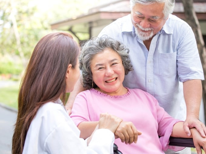 Cha mẹ thông minh hiểu rằng, cuộc sống không phải là để khoe khoang mà là để sống yên bình, hạnh phúc và dành tình yêu thương, sự quan tâm chân thành đến những thành viên trong gia đình (Ảnh: Business Today)