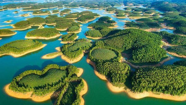 Hồ Thác Bà là một trong ba hồ nhân tạo có quy mô lớn nhất tại Việt Nam