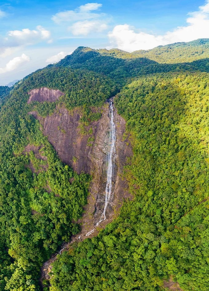 Khung cảnh thiên nhiên độc đáo, hùng vĩ ở thác Đỗ Quyên. Ảnh: ZNews