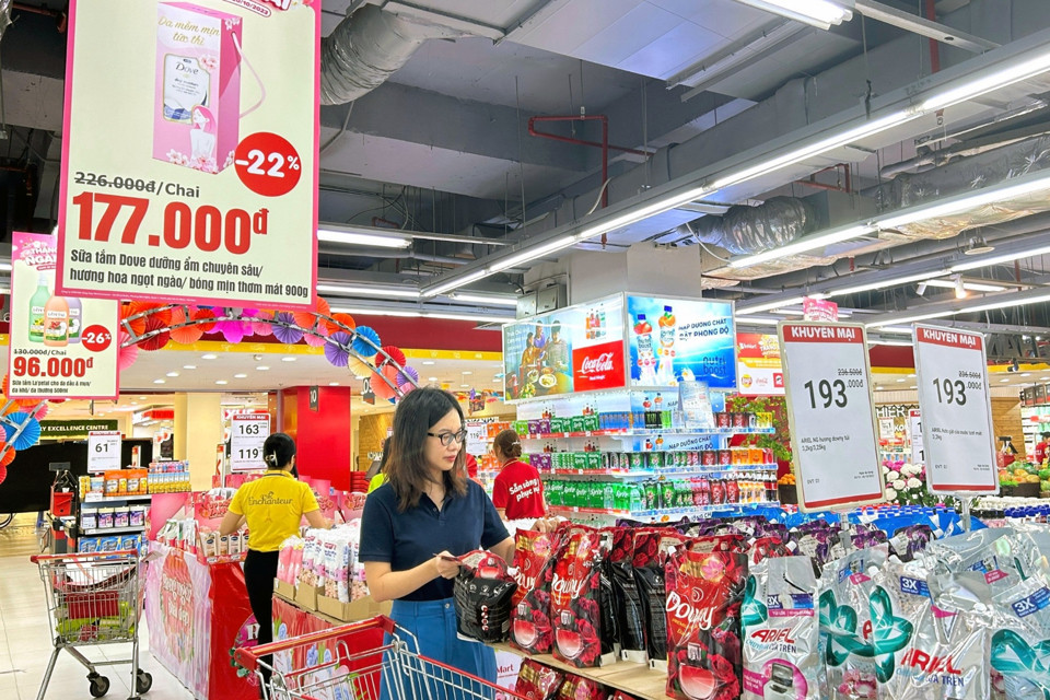 Người tiêu dùng lựa chọn mua hàng hóa tại siêu thị Winmart trên địa bàn Hà Nội. Ảnh minh họa