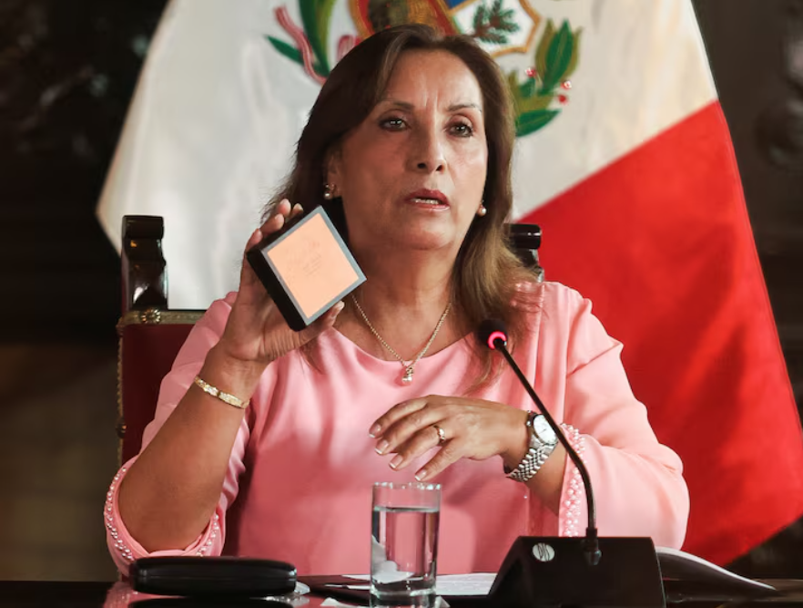 Hình ảnh của Tổng thống Peru Dina Boluarte tại họp báo ngày 04/05, trên tay đeo một chiếc đồng hồ xa xỉ từ thương hiệu Rolex cùng nhiều trang sức đắt tiền. Ảnh: Sebastian Castaneda