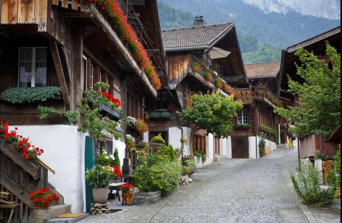 Đường Brunngasse ở làng Brienz, Thụy Sĩ. Ảnh: Getty Images