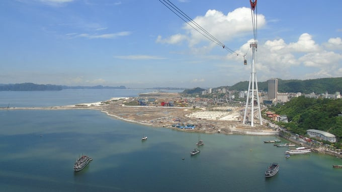 Trải nghiệm với tuyến cáp treo Nữ hoàng, du khách thỏa sức ngắm nhìn quang cảnh vịnh Hạ Long từ trên cao. Ảnh: Internet
