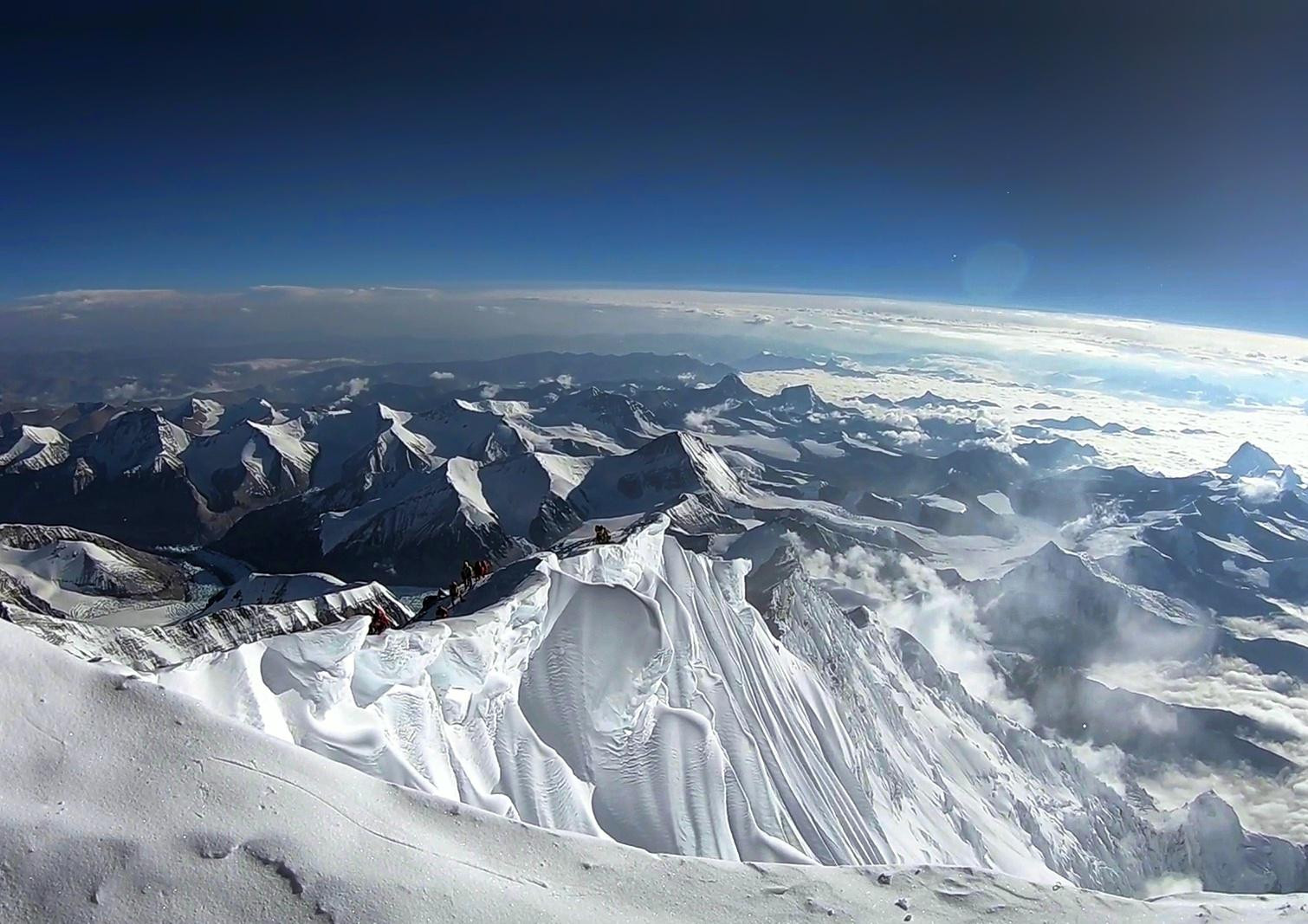 Núi Everest cao 8.849m, được gọi là 