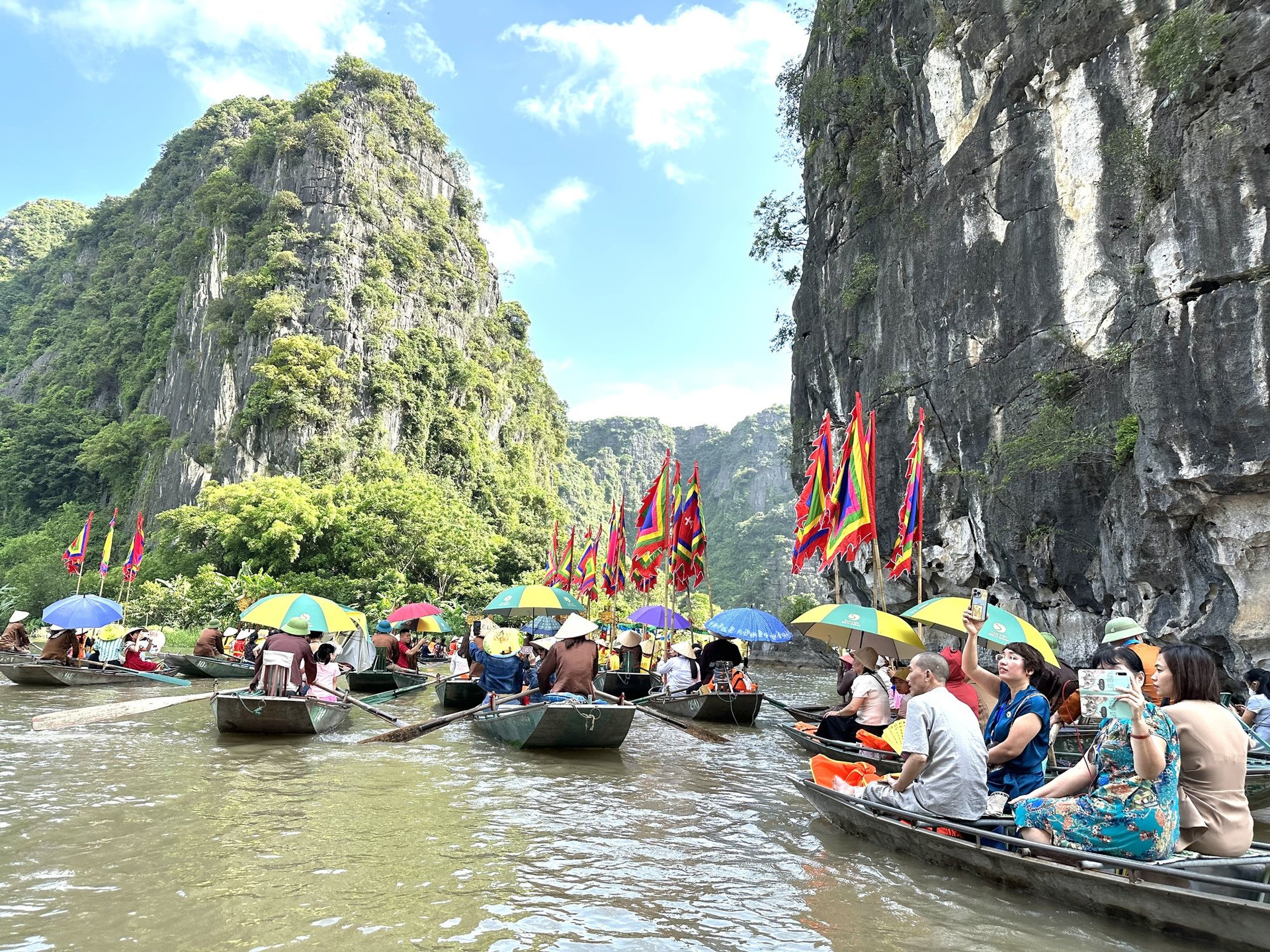 Năm 2024, người Việt có xu hướng du lịch thường xuyên hơn, với hơn 22% đáp viên trả lời tối thiểu 3 lần du lịch/năm. Ảnh: Báo điện tử Chính phủ