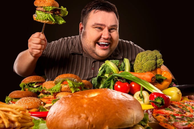 Ăn quá nhiều và quá no thực sự gây ra gánh nặng rất lớn cho đường tiêu hóa (Ảnh: Sohu)