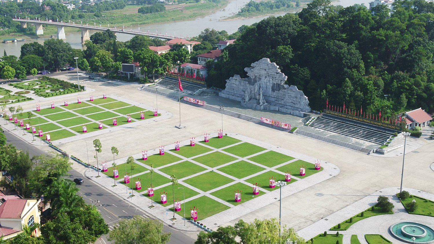 Quảng trường Nguyễn Tất Thành nhìn từ trên cao. Ảnh: Sở Ngoại vụ tỉnh Tuyên Quang