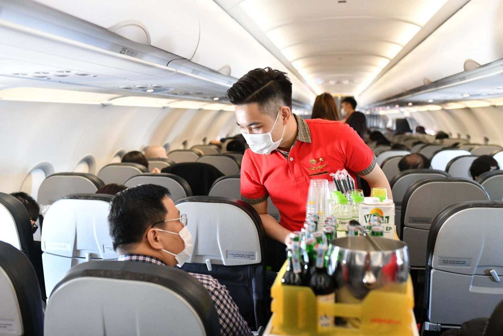 Hãng hàng không của Việt Nam là Vietjet giành được hai giải thưởng hãng hàng không giá rẻ tốt nhất và hãng hàng không giá rẻ tốt nhất về dịch vụ hiếu khách trên máy bay (ghi nhận giá trị của dịch vụ trên máy bay). Ảnh: Vietjet Air