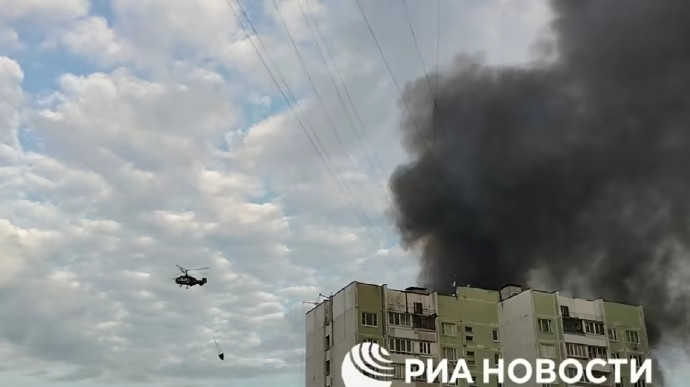 Cháy lớn lan ra hơn 4000m2 tại thủ đô Moscow, Nga ngay lập tức huy động trực thăng thả 200 tấn nước để dập lửa