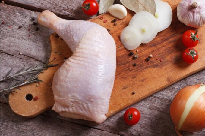 Nghiên cứu này cũng chỉ ra rằng việc tiêu thụ quá 30g thịt gà và các loại thịt gia cầm khác mỗi ngày có thể dẫn đến nguy cơ mắc các bệnh ung thư (Ảnh: Aboluowang)