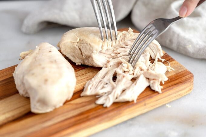 Thịt gà là nguồn thực phẩm giàu protein, với mỗi 100 gram chứa 23,3 gram protein chất lượng cao, phù hợp rất tốt với thành phần axit amin cần thiết cho cơ thể (Ảnh: Better Homes & Gardens)