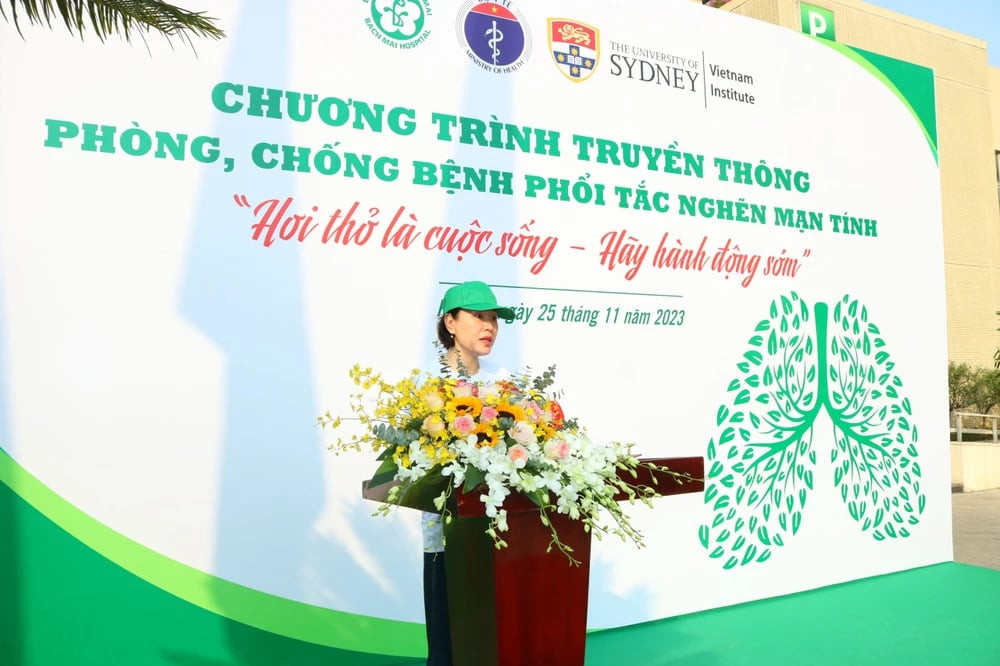 Tiến sĩ Nguyễn Minh Hằng, Phó Cục trưởng Cục Y tế Dự phòng (Bộ Y tế) chia sẻ về bệnh COPD tại Chương trình truyền thông phòng chống bệnh phổi tắc nghẽn mạn tính. Ảnh: Trang tin Báo Cáo Viên