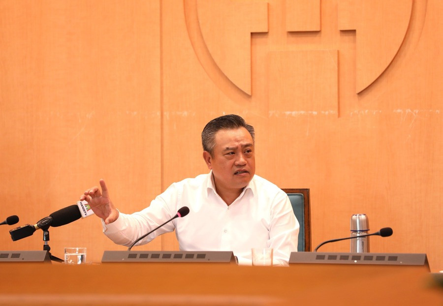 Chủ tịch UBND TP Hà Nội Trần Sỹ Thanh phát biểu tại phiên họp.