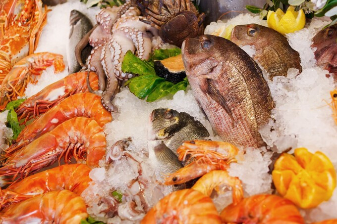 Việc bảo quản và hâm nóng lại hải sản cần phải đặc biệt lưu ý vì xử lý không đúng cách có thể dẫn đến ngộ độc thực phẩm và sinh ra các chất có hại (Ảnh: Pj Lobster House)