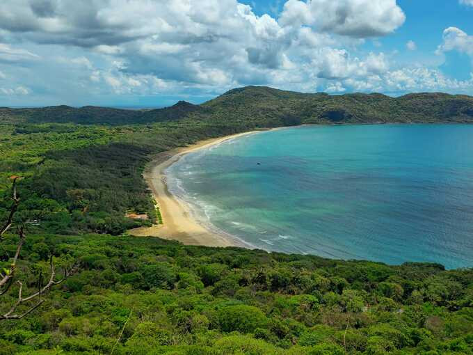 Côn Đảo nổi tiếng với những bãi biển xanh ngát, cát trắng mịn. Ảnh: Lê Hồ Uy Di