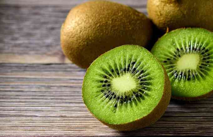 Kiwi có thể khiến đường ruột người bệnh thêm gánh nặng, khiến các triệu chứng bệnh trở nên nghiêm trọng hơn. Ảnh: Health