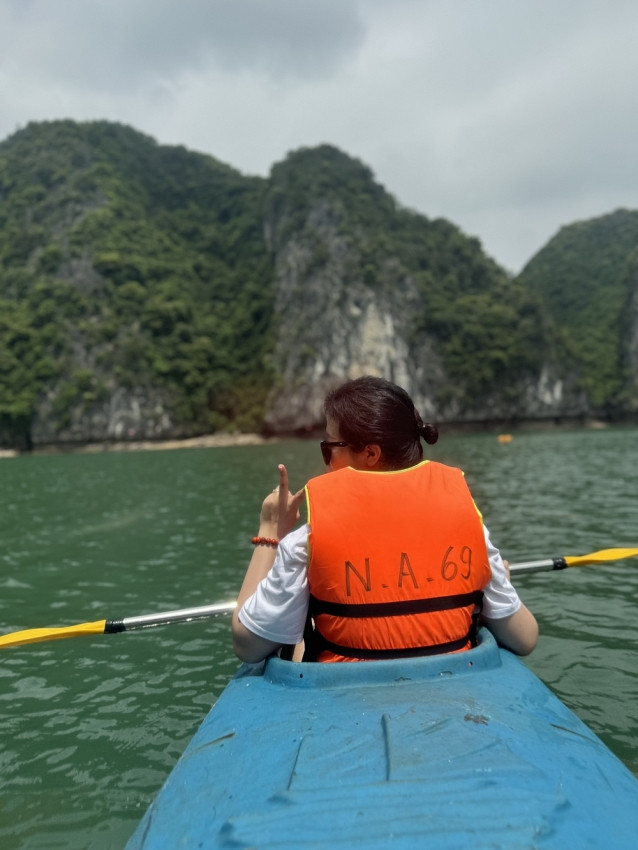 Kinh nghiệm chèo thuyền Kayak khám phá các hang động huyền bí giữa lòng vịnh Lan Hạ