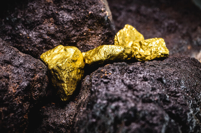 Vàng không phải lúc nào cũng xuất hiện dưới dạng những khối vàng lấp lánh. Đôi khi, những lượng nhỏ của kim loại quý giá này bị khóa chặt trong các khoáng chất khác, không thể nhìn thấy bằng mắt thường (Ảnh: EY- US)