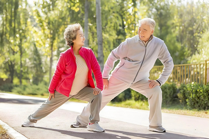 Khi tuổi tác tăng lên, chức năng cơ thể dần suy giảm, chúng ta cần chú ý nhiều hơn đến tình trạng sức khỏe của mình (Ảnh: Sohu)