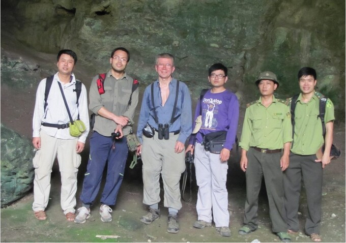 PGS.TS. Đỗ Văn Trường cùng các cộng sự tiến hành khảo sát hang động tại Thanh Hóa (Ảnh: Viện Hàn lâm Khoa học và Công nghệ Việt Nam)