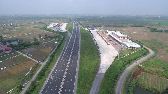 Hình ảnh nhìn từ trên cao hai trạm dừng nghỉ theo tiêu chuẩn 5 sao của cao tốc Hà Nội-Hải Phòng. Ảnh: Việt Hùng/Báo Tổ Quốc