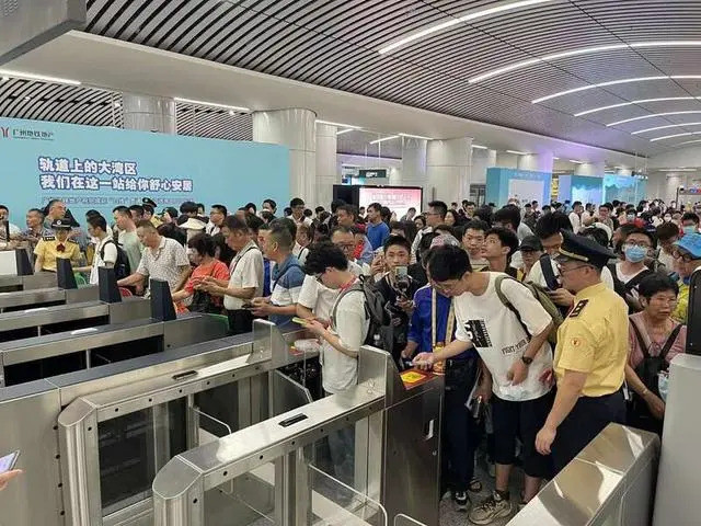 Trưa 26/5, hành khách đổ xô lên chuyến tàu đầu tiên. Ảnh: Baidu