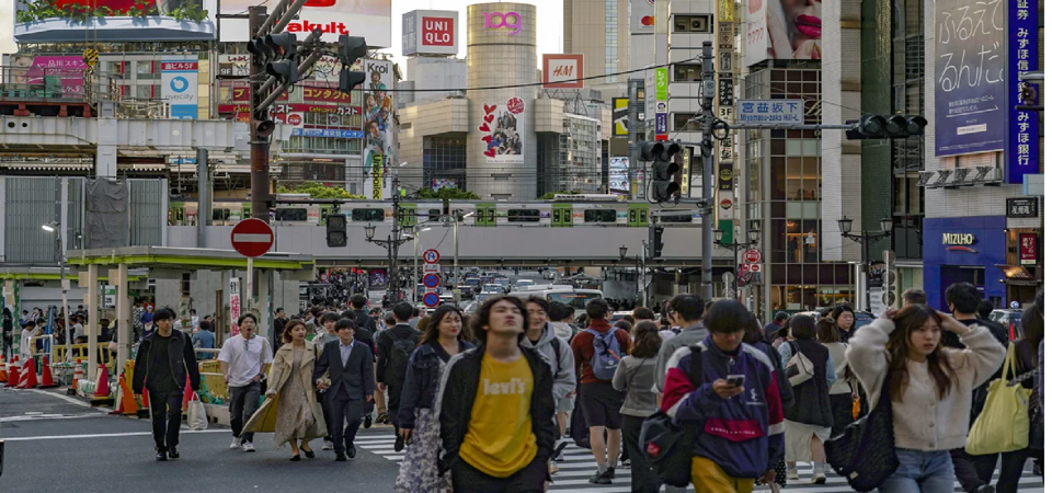 Người dân đi bộ trên tuyến phố Shibuya, Tokyo, Nhật Bản. Ảnh: CNN