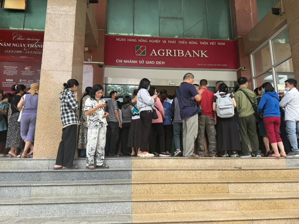 Người dân xếp hàng chờ mua vàng tại Agribank Láng Hạ.