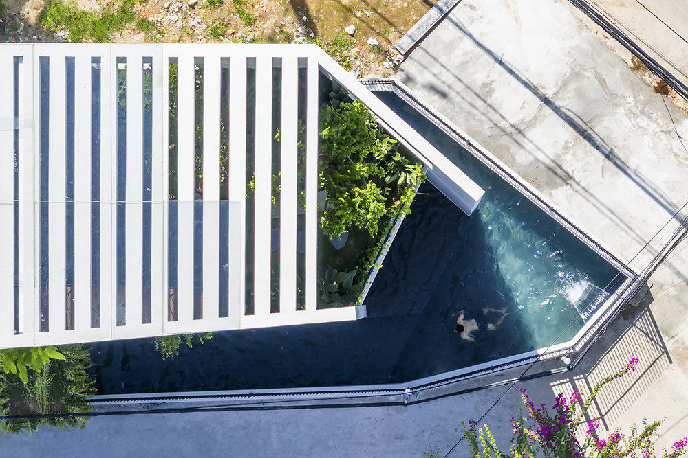 Bể bơi được thiết kế xung quanh tầng 1, vừa tạo không gian thoáng vừa làm dịu mát không khí vào mùa hè.