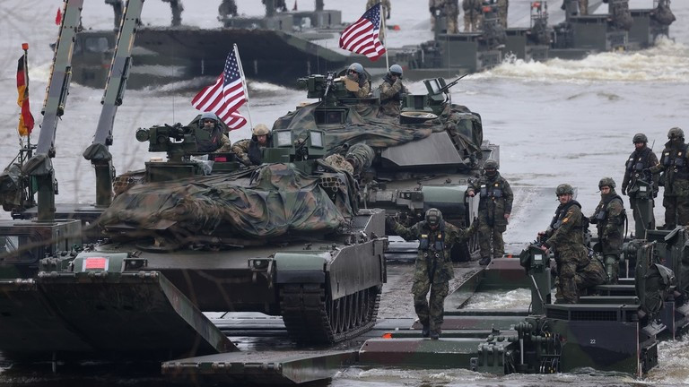 Xe tăng chiến đấu chủ lực M1A2 Abrams của quân đội Mỹ trong buổi huấn luyện của NATO ở Ba Lan. Ảnh: RT