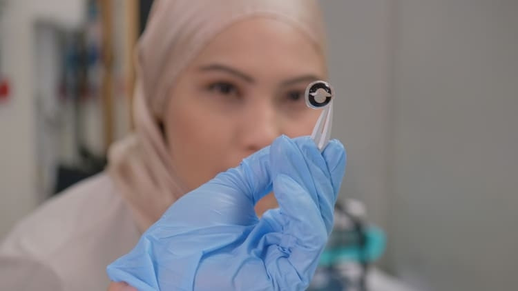 Loại pin siêu mỏng dùng cho kính áp tròng thông minh: Dày tương đương 2 sợi tóc con người, có thể sạc bằng…nước mắt