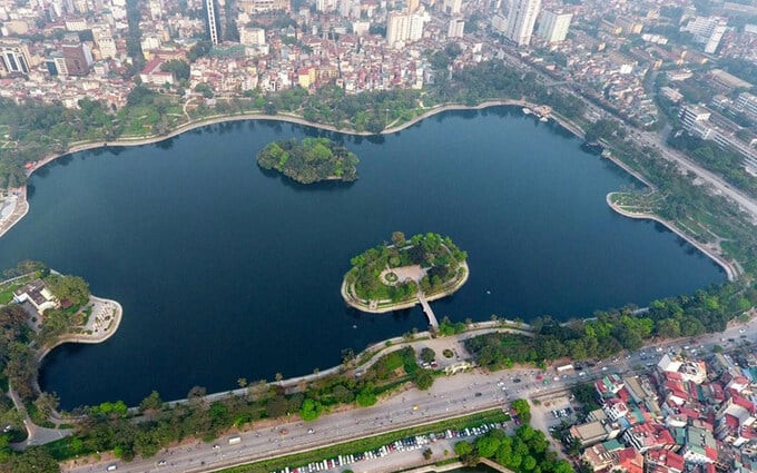 Hai hòn đảo nhỏ giữa hồ Trúc Bạch. Ảnh: Mia