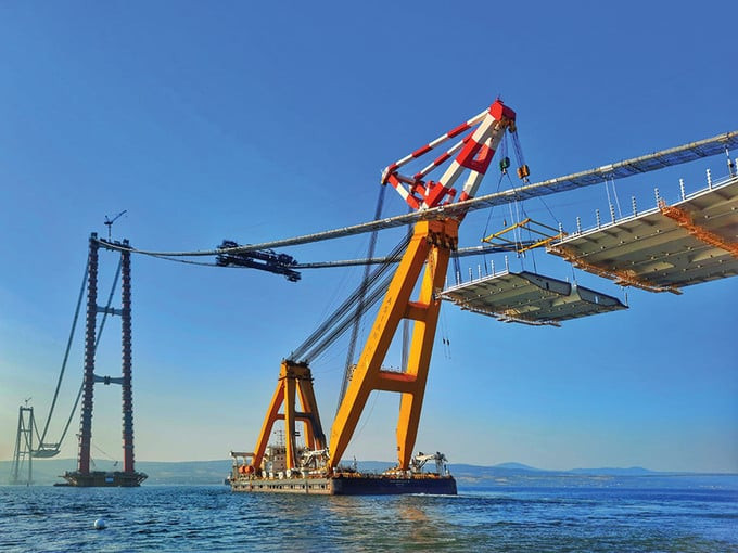 Cầu mở ra một trải nghiệm tuyệt vời cho du khách, cho phép họ dễ dàng vượt qua eo biển hẹp Dardanelles, kết nối giữa hai vùng biển Aegean và Marmara, chỉ trong vòng 6 phút. Ảnh: Internet