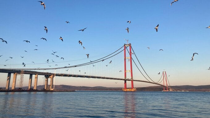 Không chỉ mang ý nghĩa về mặt giao thông, cầu còn là biểu tượng cho sức mạnh và tinh thần tự hào dân tộc của người Thổ Nhĩ Kỳ. Ảnh: Internet